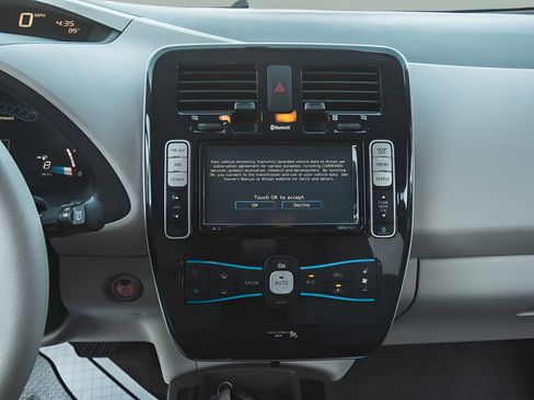 Used 2011 Nissan Leaf SL FWD image 9
