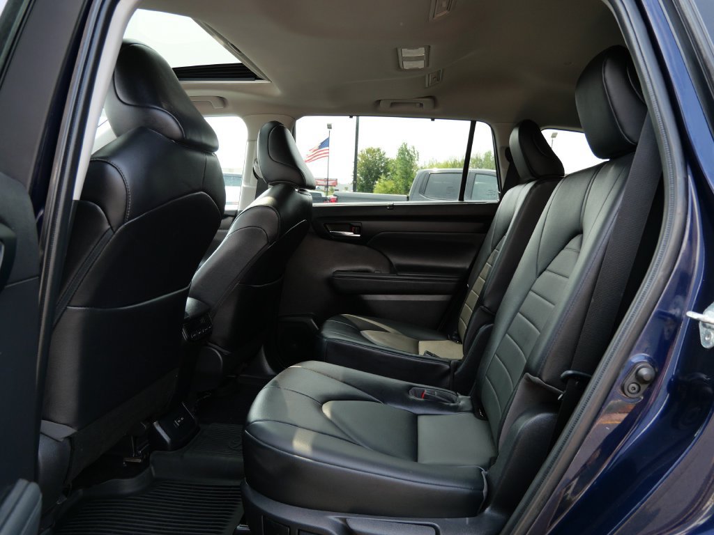 Used 2022 Toyota Highlander XLE AWD/4WD image 19