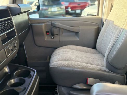 Used 2016 Chevrolet Express 3500 image 21
