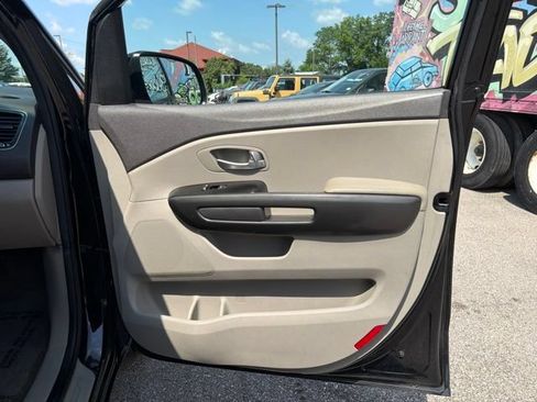Used 2018 Kia Sedona LX FWD image 29