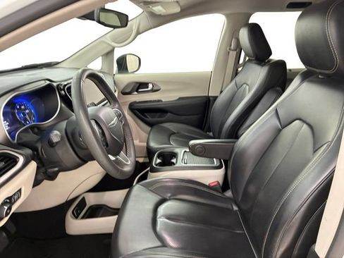 Used 2023 Chrysler Pacifica Touring-L FWD image 12