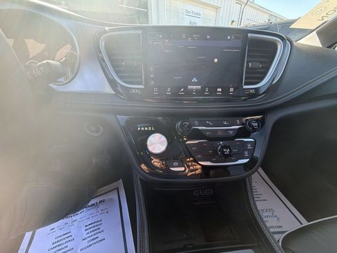 Used 2025 Chrysler Pacifica Limited FWD image 19