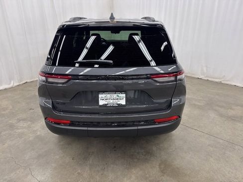 Used 2025 Jeep Grand Cherokee Altitude image 25