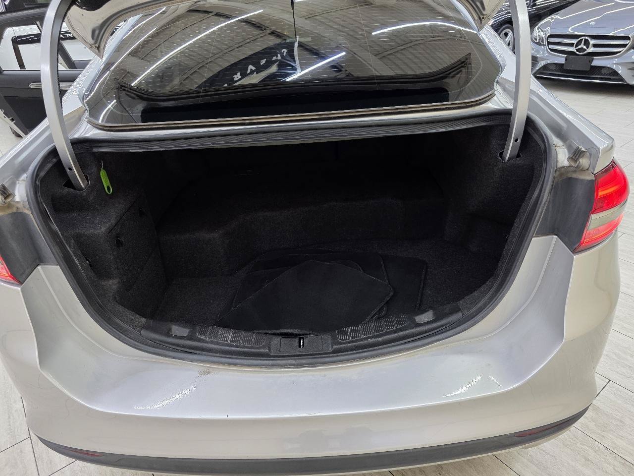 Used 2018 Ford Fusion SE FWD image 11