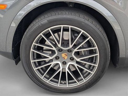 Used 2023 Porsche Cayenne Platinum Edition AWD/4WD image 23