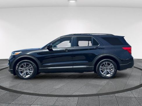 Used 2023 Ford Explorer XLT w/ Equipment Group 202A RWD image 9
