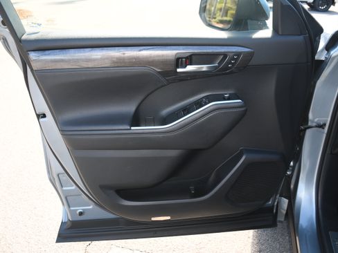 Used 2020 Toyota Highlander Limited image 10