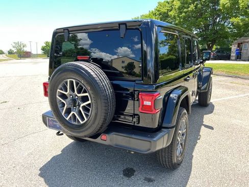 Used 2025 Jeep Wrangler Unlimited Sahara AWD/4WD image 10