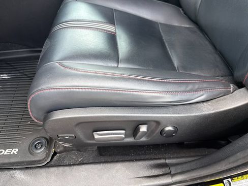 Used 2019 Toyota Highlander SE AWD/4WD image 9
