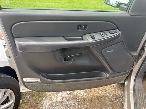 Used 2005 GMC Sierra 1500 SLE w/ Safe And Sound Package AWD/4WD image 27