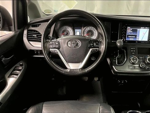 Used 2020 Toyota Sienna SE w/ SE Preferred Package image 18