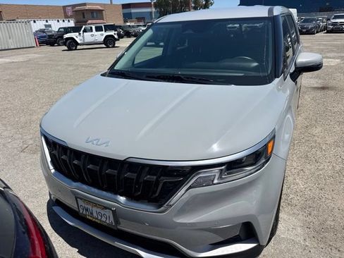Used 2024 Kia Carnival EX FWD image 2
