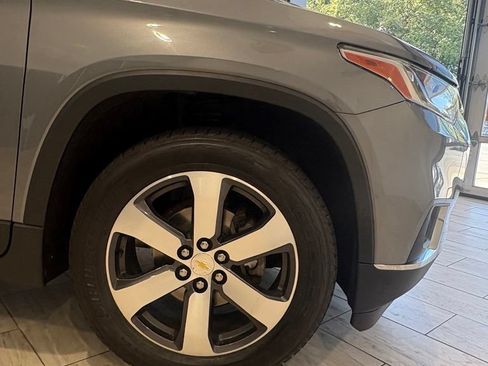 Used 2020 Chevrolet Traverse LT w/ LT Premium Package AWD/4WD image 11