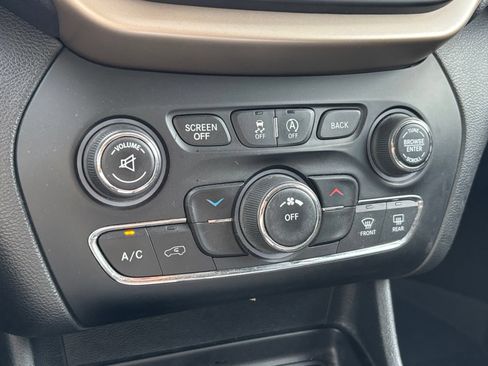 Used 2017 Jeep Cherokee Latitude FWD image 7