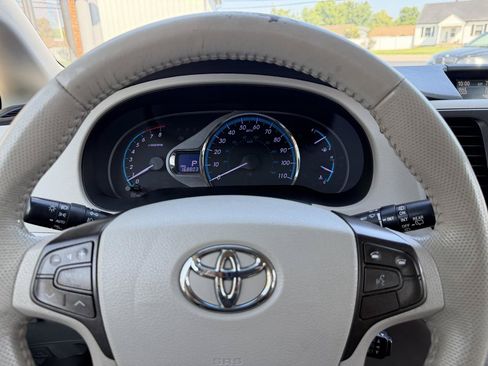 Used 2014 Toyota Sienna XLE w/ Entertainment Package FWD image 10
