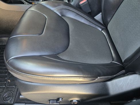 Used 2020 Jeep Cherokee Latitude Plus FWD image 19