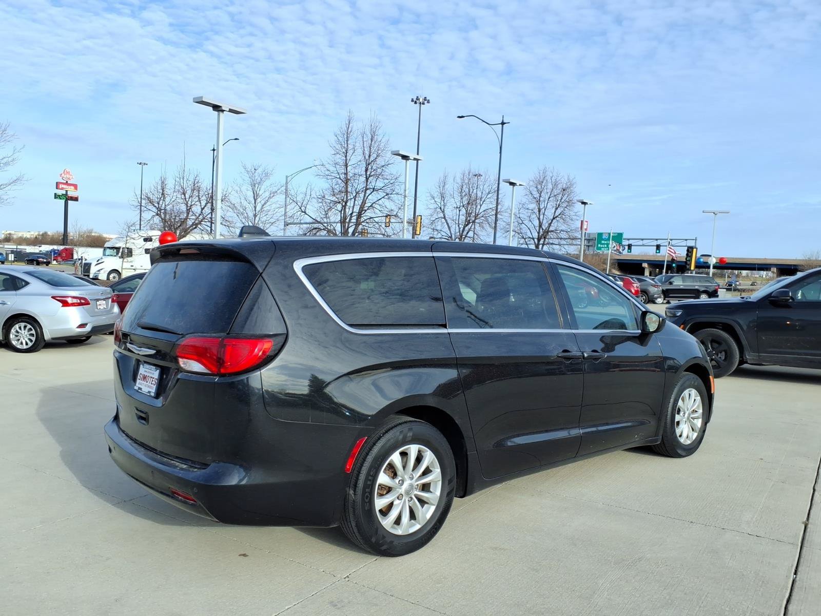 Used 2019 Chrysler Pacifica LX w/ Tire & Wheel Group FWD image 3