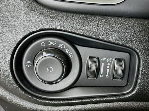 Used 2021 Jeep Renegade Latitude AWD/4WD image 16