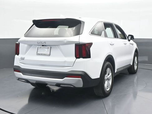 Used 2024 Kia Sorento LX image 5