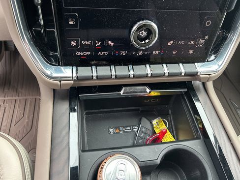 Used 2025 GMC Yukon Denali w/ Sun & Power Step Package image 18