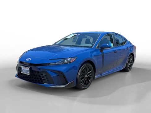 Used 2025 Toyota Camry SE FWD image 1