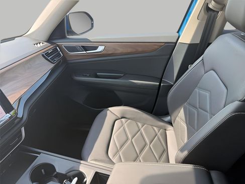 Used 2025 Volkswagen Atlas SE AWD/4WD image 19
