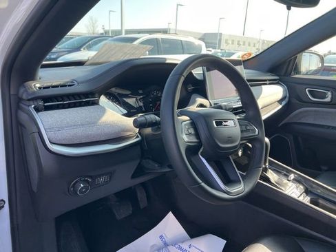 Used 2023 Jeep Compass Latitude image 9