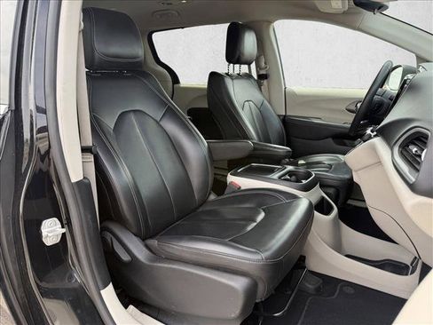 Used 2023 Chrysler Pacifica Touring-L FWD image 9