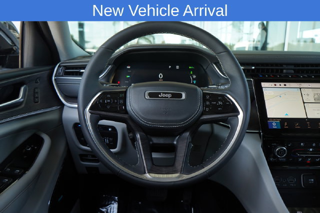 Used 2022 Jeep Grand Cherokee Overland w/ Luxury Tech Group IV AWD/4WD image 18
