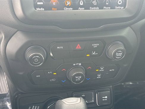 Used 2023 Jeep Renegade Latitude w/ Premium Group AWD/4WD image 16