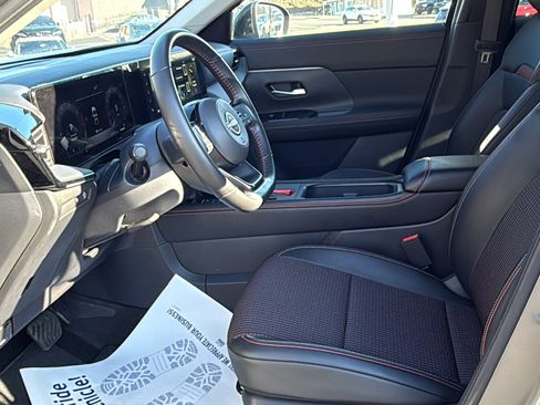 Certified 2025 Nissan Kicks SR image 19