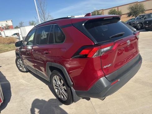 Used 2020 Toyota RAV4 XLE Premium image 4