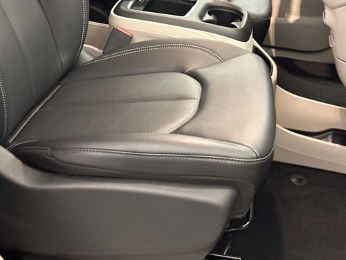 Used 2024 Chrysler Pacifica Touring-L image 12