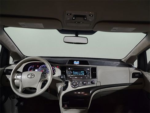 Used 2011 Toyota Sienna LE image 10