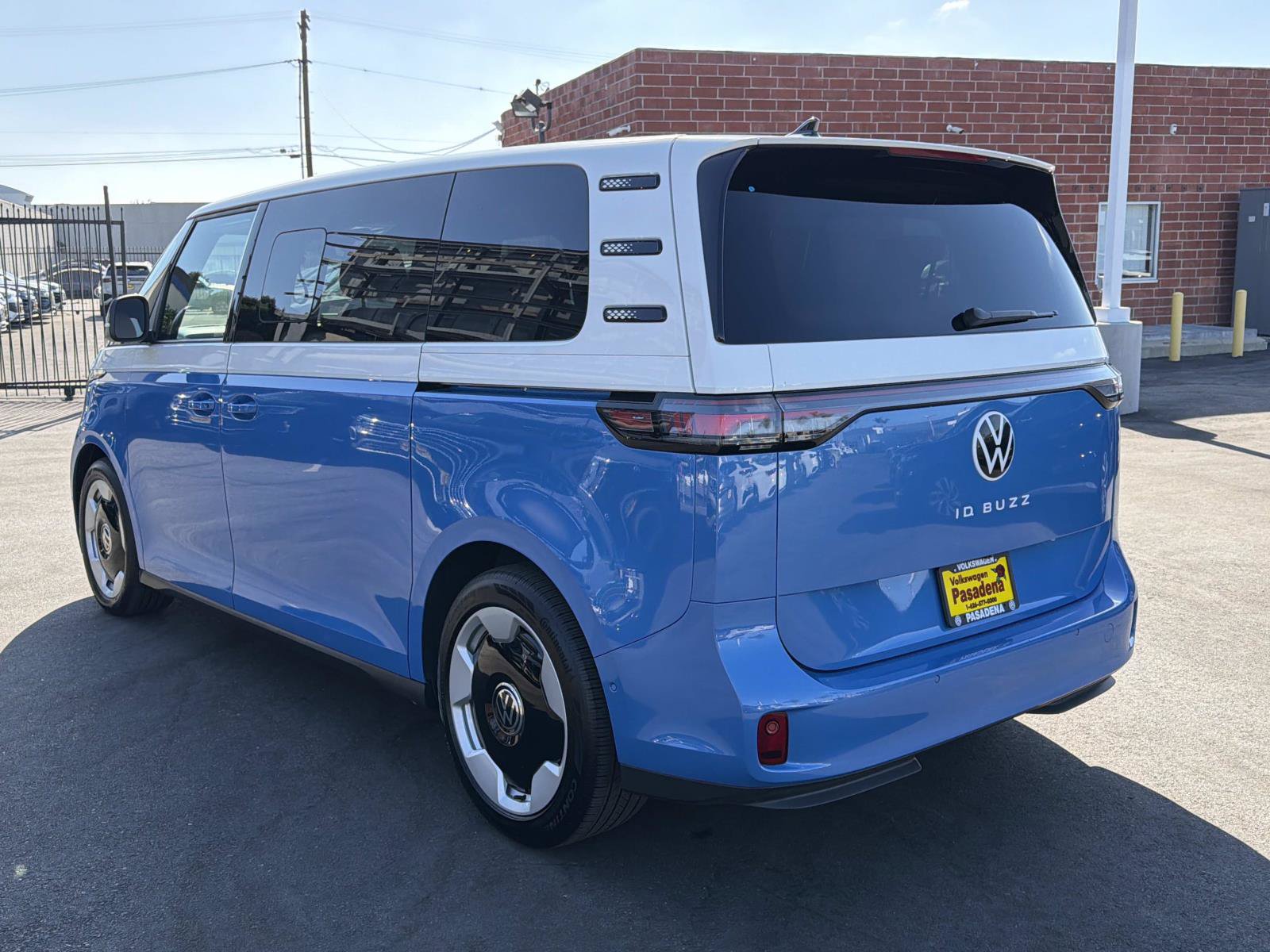 Certified 2025 Volkswagen ID. Buzz Pro S RWD image 4