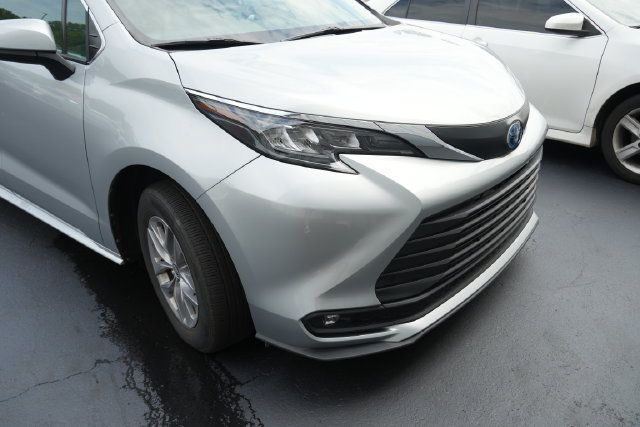 Used 2025 Toyota Sienna XLE FWD image 3