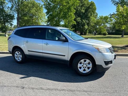 Used 2015 Chevrolet Traverse LS FWD image 2