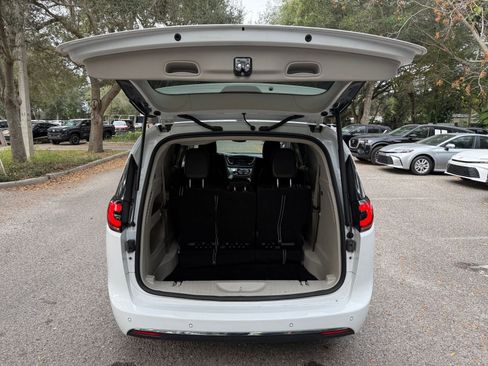 Used 2023 Chrysler Pacifica Touring-L image 28