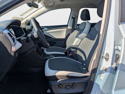 New 2025 Volkswagen Taos SE image 4