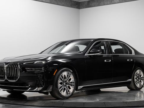 Used 2023 BMW i7 xDrive60 image 2