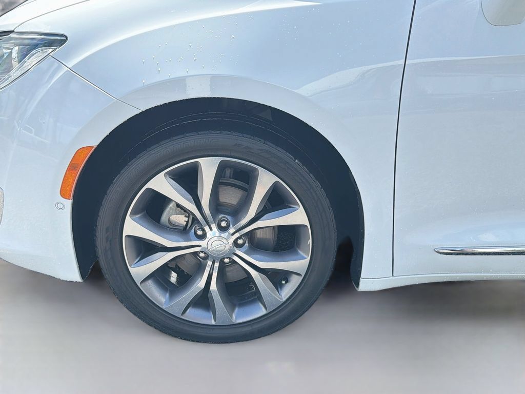 Used 2018 Chrysler Pacifica Limited w/ Tire & Wheel Group FWD image 33