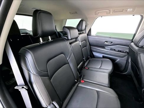 Used 2024 Nissan Pathfinder SL w/ Black Appearance Package AWD/4WD image 32