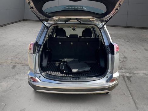 Used 2018 Toyota RAV4 LE AWD/4WD image 19