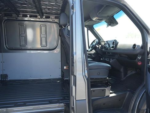 Used 2024 Mercedes-Benz Sprinter 2500 image 9