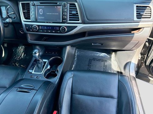 Used 2017 Toyota Highlander Limited image 18