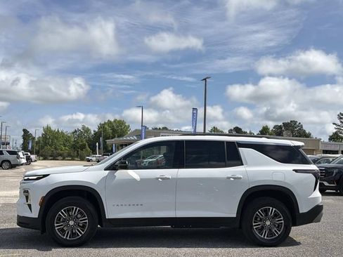 Used 2025 Chevrolet Traverse LT FWD image 10