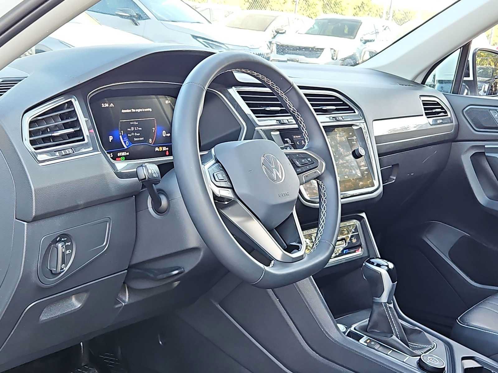 Used 2024 Volkswagen Tiguan SE AWD/4WD image 2
