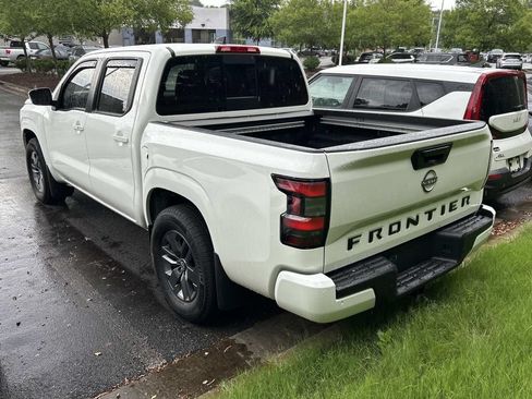 Used 2025 Nissan Frontier SV w/ SV Convenience Package RWD image 2