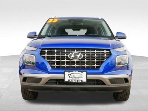 Used 2025 Hyundai Venue SEL image 2
