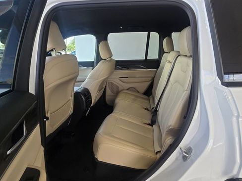 Used 2024 Jeep Grand Cherokee Limited AWD/4WD image 16